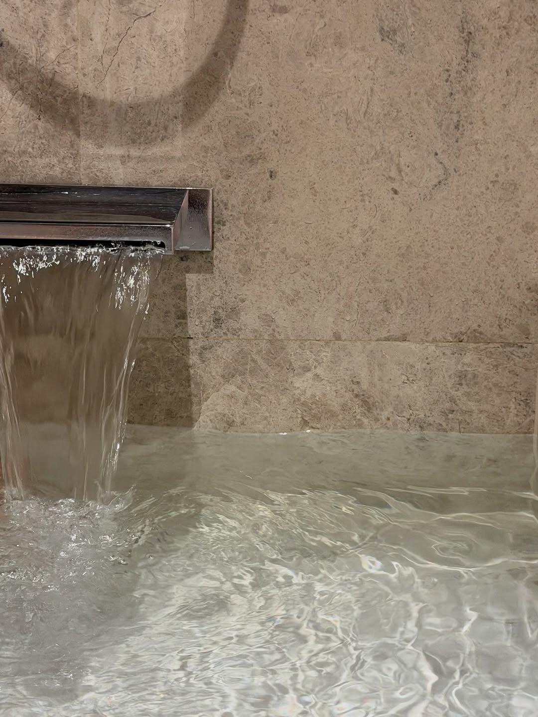 Photo by 서눙 on December 01, 2025. May be an image of bathtub, shower, faucet and sink.