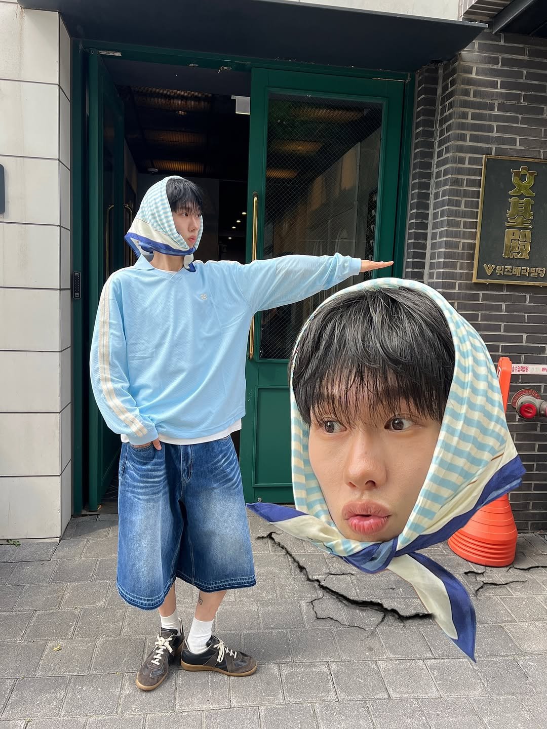 Photo by SATUR STORE on July 13, 2025. May be an image of 2 people, bangs, duffle coat, parka, raincoat and text.