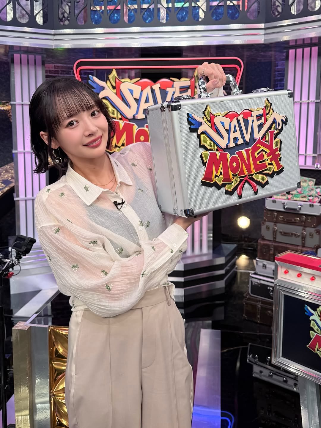 Photo by 岡田紗佳 on April 07, 2026. May be an image of top, purse and text that says '公日 NAPER? SAPEL JAVEA MONE'.