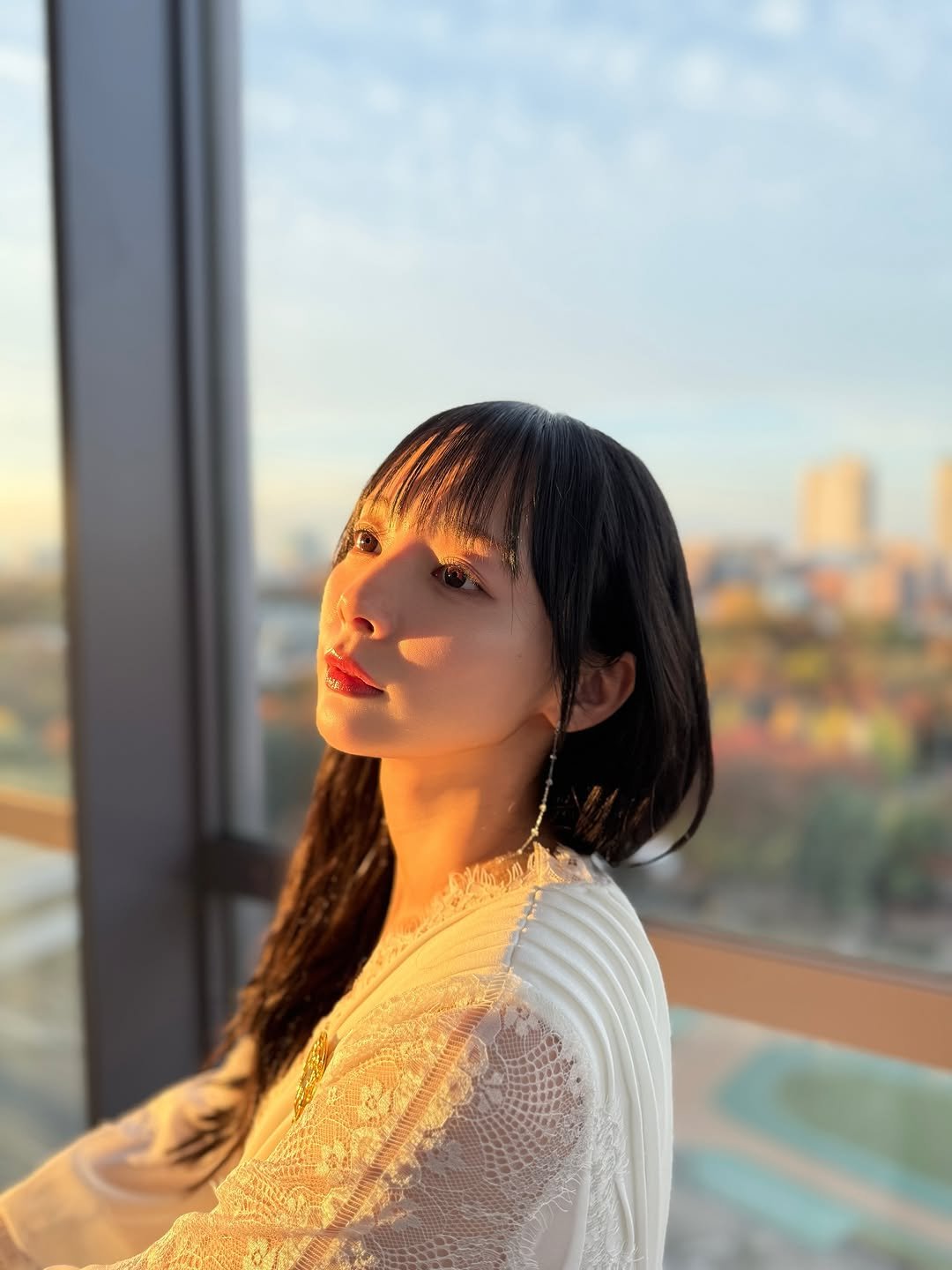 Photo by 岡田紗佳 on November 19, 2025. May be an image of one or more people, hair, makeup, sleepwear, dress, outdoors and text.