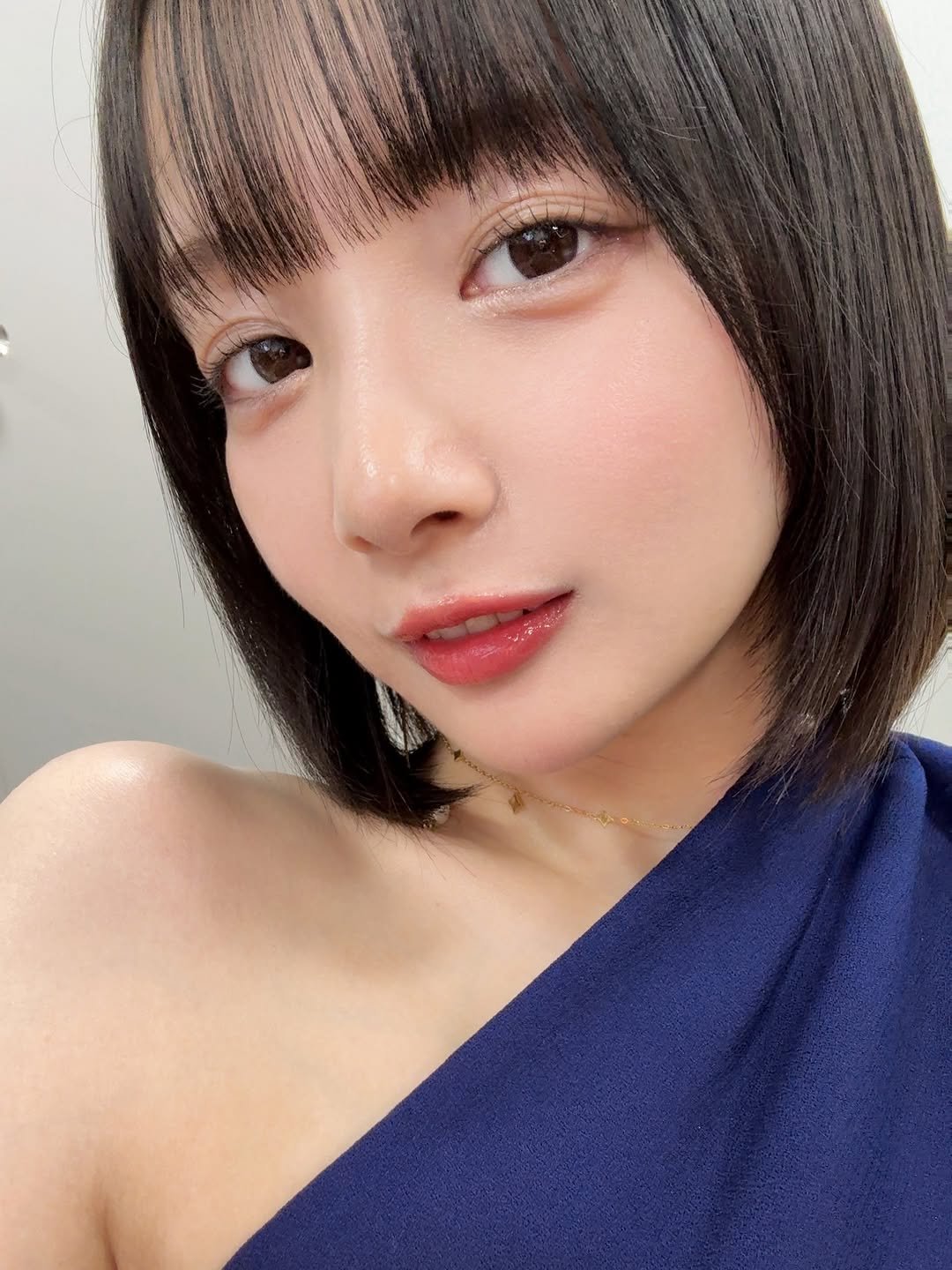 Photo by 岡田紗佳 on December 27, 2025. May be a selfie of one or more people, bangs, lipstick, makeup and text.