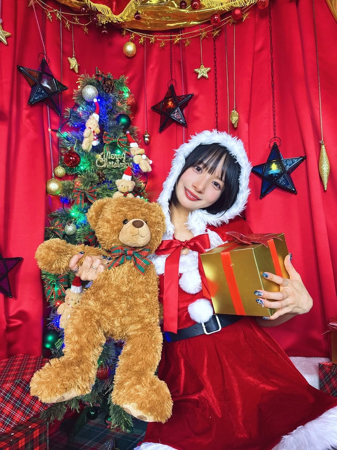 Photo by 岡田紗佳 on December 25, 2025. May be an image of christmas tree, tinsel, costume and text.