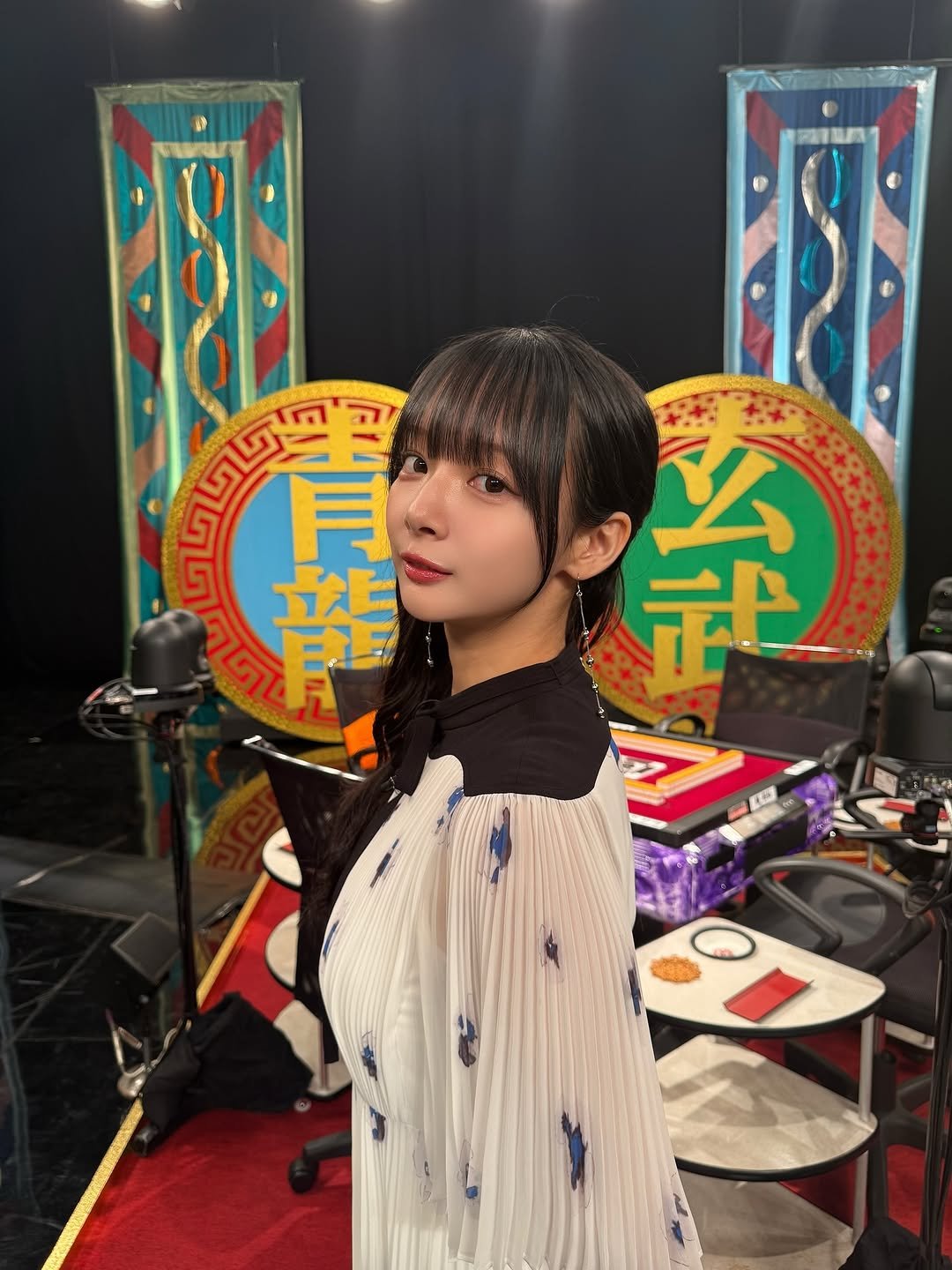 Photo by 岡田紗佳 on November 28, 2025. May be an image of one or more people, braids, costume and text that says 'F 月 望 学 社'.