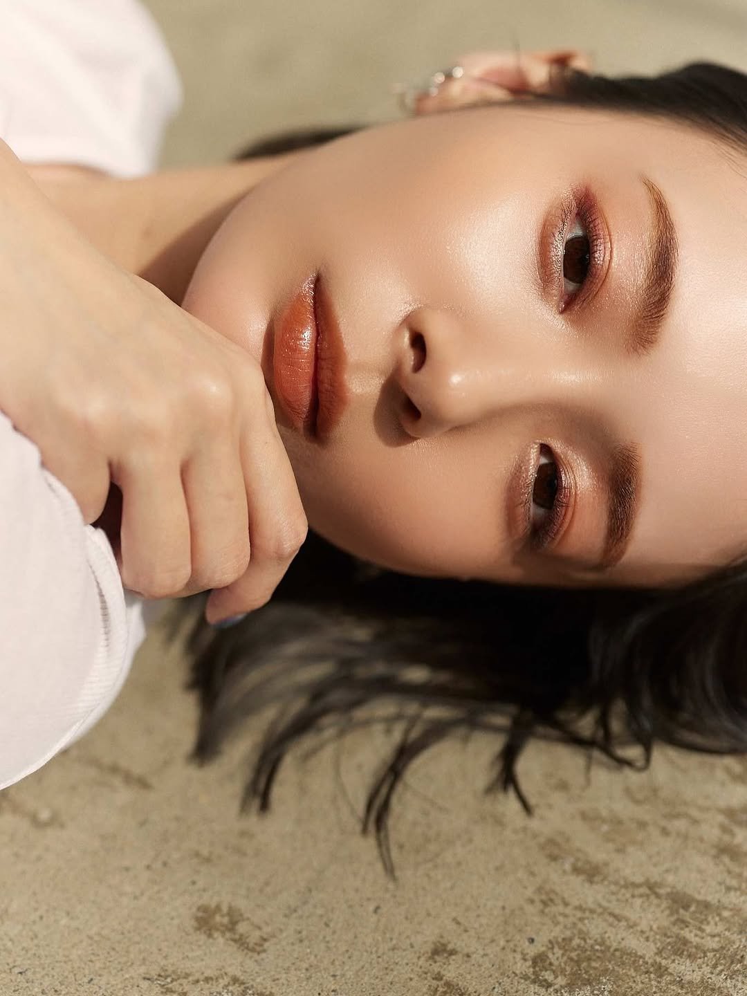 Photo by 岡田紗佳 on February 04, 2026. May be a closeup of one or more people, makeup, hair and text.