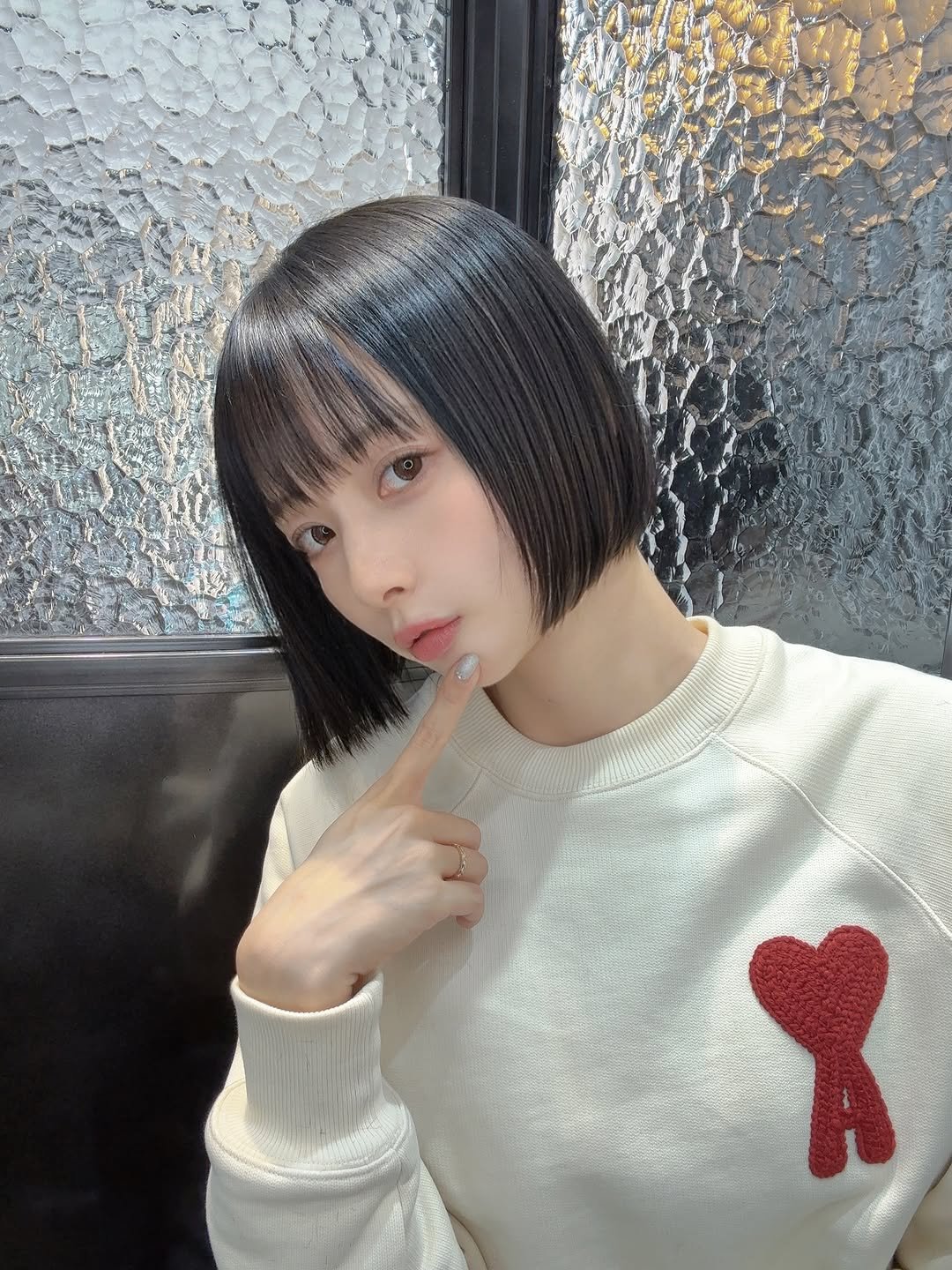 Photo by 岡田紗佳 on January 09, 2026. May be an image of one or more people, bangs, top, turtleneck and text.