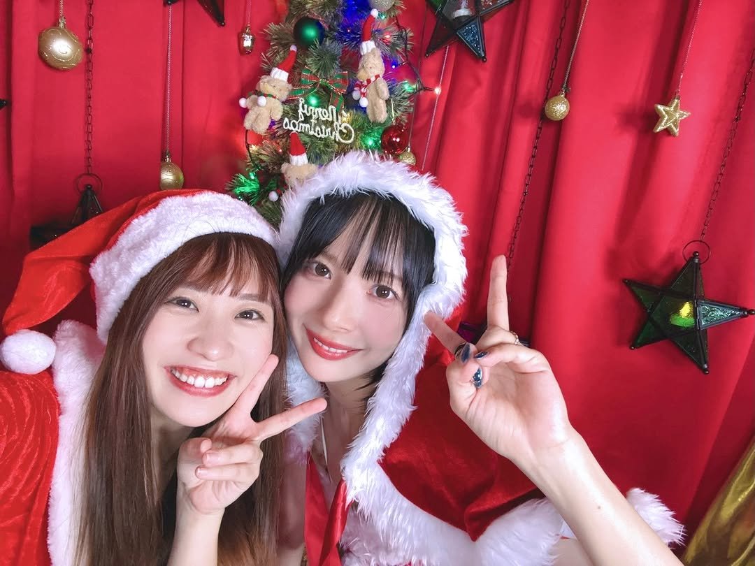 Photo by 岡田紗佳 on December 25, 2025. May be an image of one or more people, hair, tinsel and text.