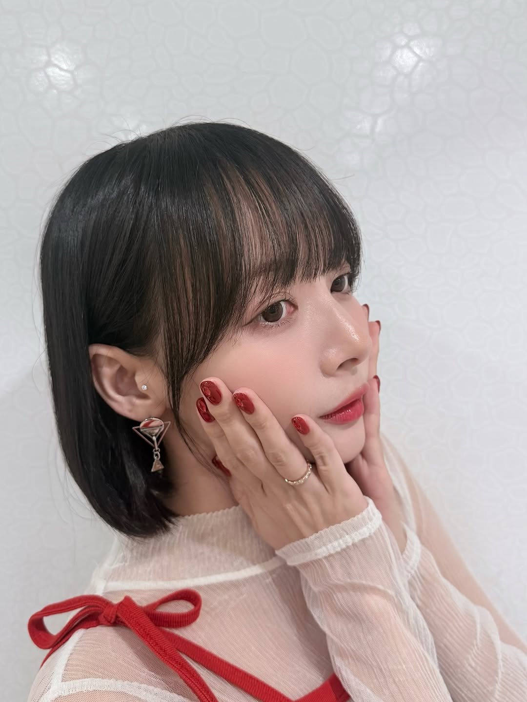 Photo shared by 岡田紗佳 on April 01, 2026 tagging @ayaka_shinohara_wiz, and @wiznail_0502. May be an image of one or more people, braids, top and text.