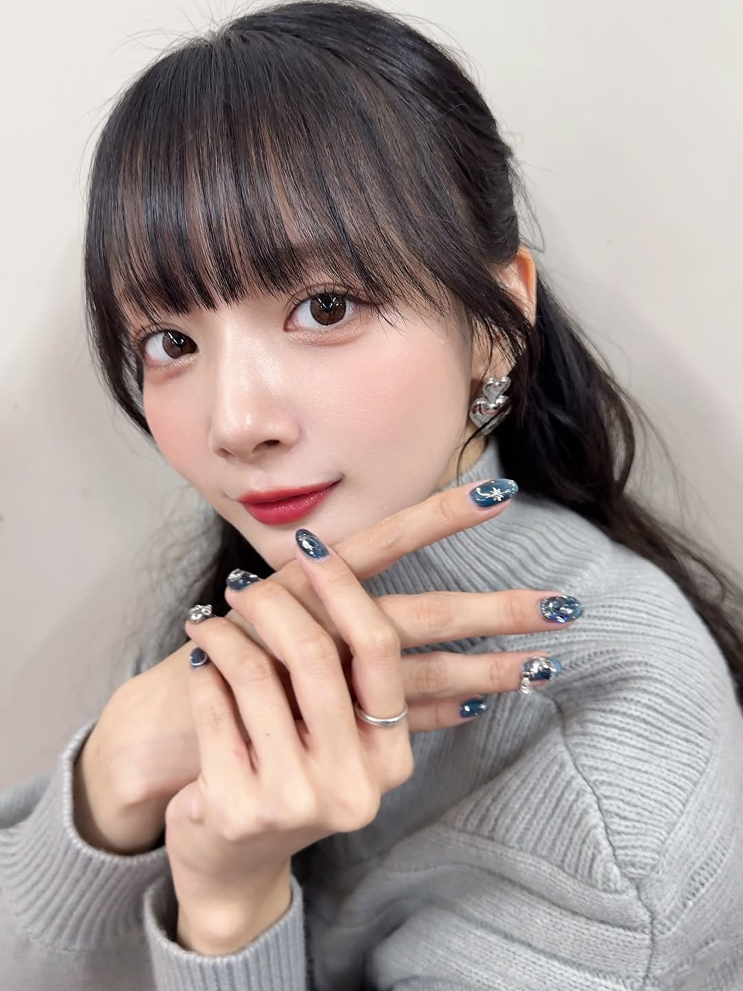 Photo shared by 岡田紗佳 on November 26, 2025 tagging @ayaka_shinohara_wiz, and @wiznail_0502. May be an image of one or more people, hair, fingernails and text.