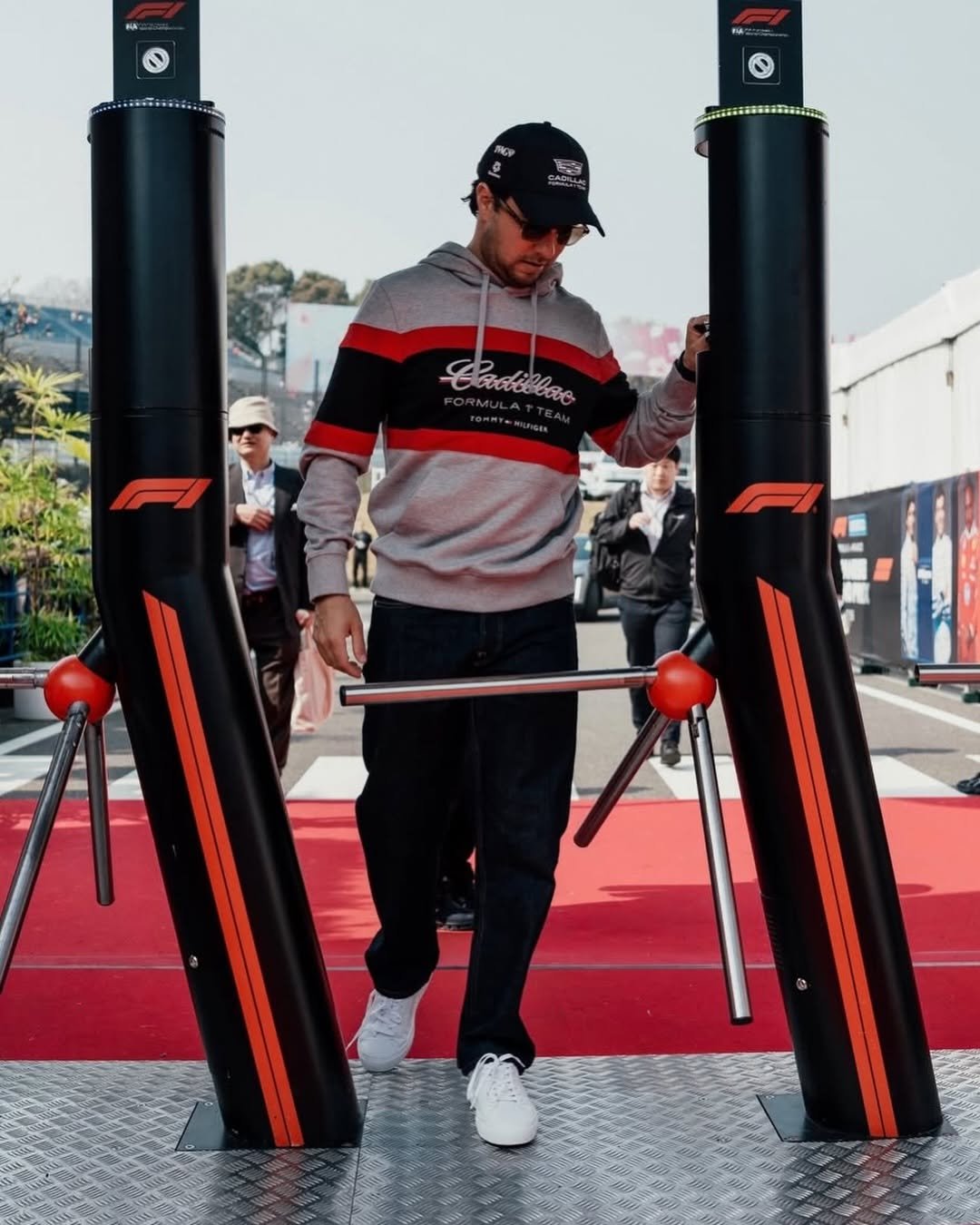 Photo by Checo Pérez on March 29, 2026. May be an image of golf, standing, segway, speaker, tripod, sports equipment and text that says '마 a adi eee'.