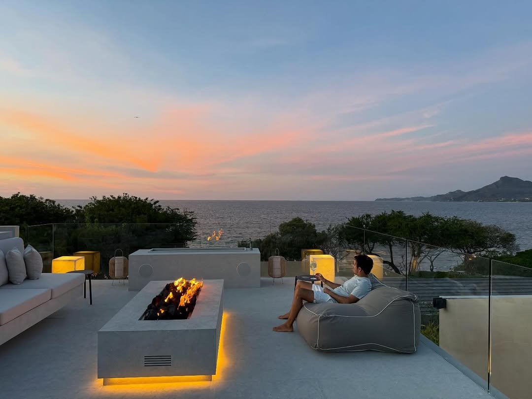 Photo by Checo Pérez on December 31, 2025. May be an image of horizon, twilight and text.