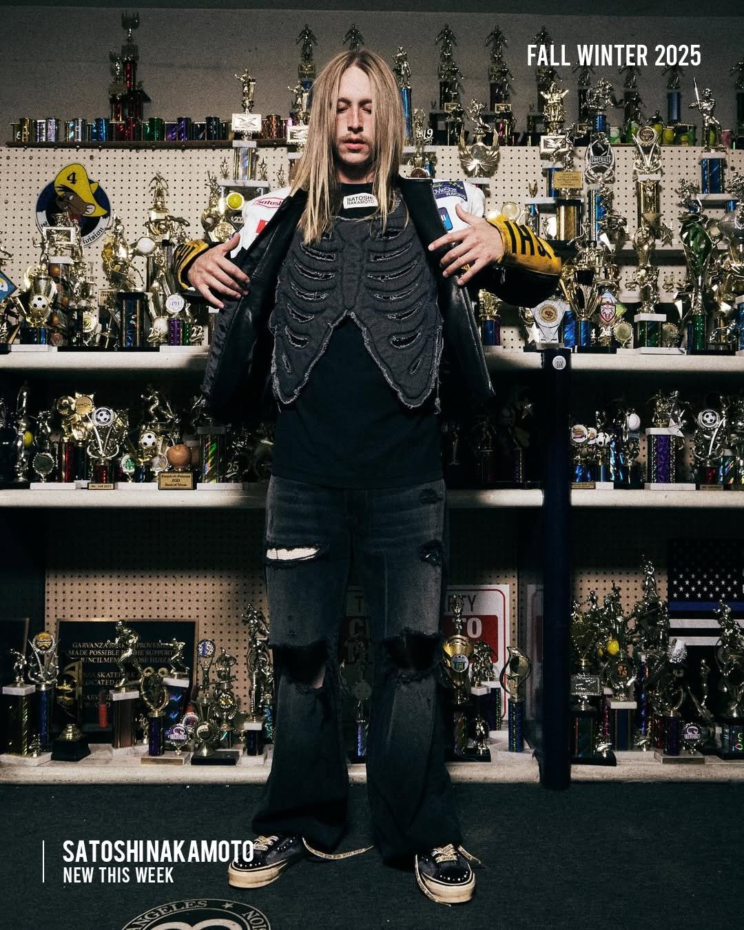 Photo by 𝗦𝗖𝗨𝗟𝗣𝗦𝗧𝗢𝗥𝗘 on November 20, 2025. May be an image of poster, bolo tie, magazine and text that says 'FALL LLWINTER202 WINTER 2025 819 유냉,요업공 SATOSHINAKAMOTO NEW WTHISWEEK THIS WEEK に'.