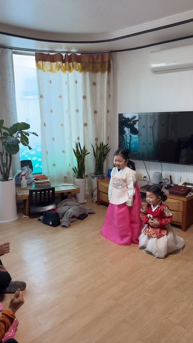 se__a_vely 게시물 이미지: 아이들이 있어서
명절엔 더 많이 웃게 되는 것 같아요 😊

우당탕 시끄럽고,
정신은...