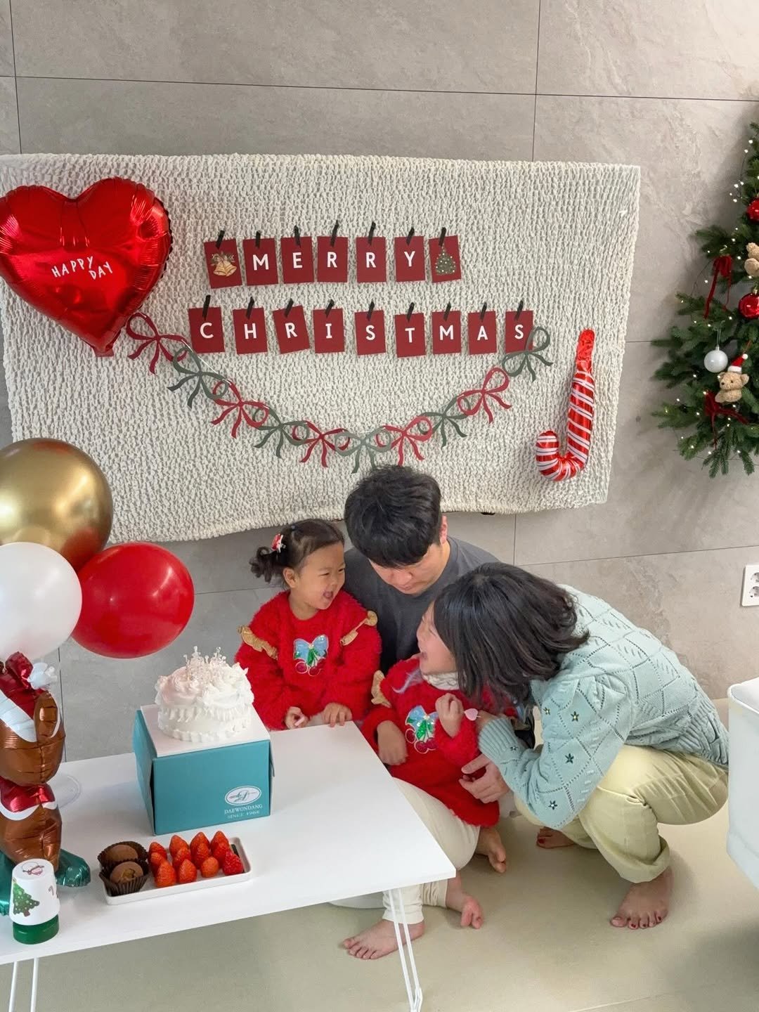 Photo by 인스타 마켓 일타 강사 | 김시언(세아맘) on December 24, 2025. May be an image of baby, gingerbread cookie, balloon, tinsel and text.