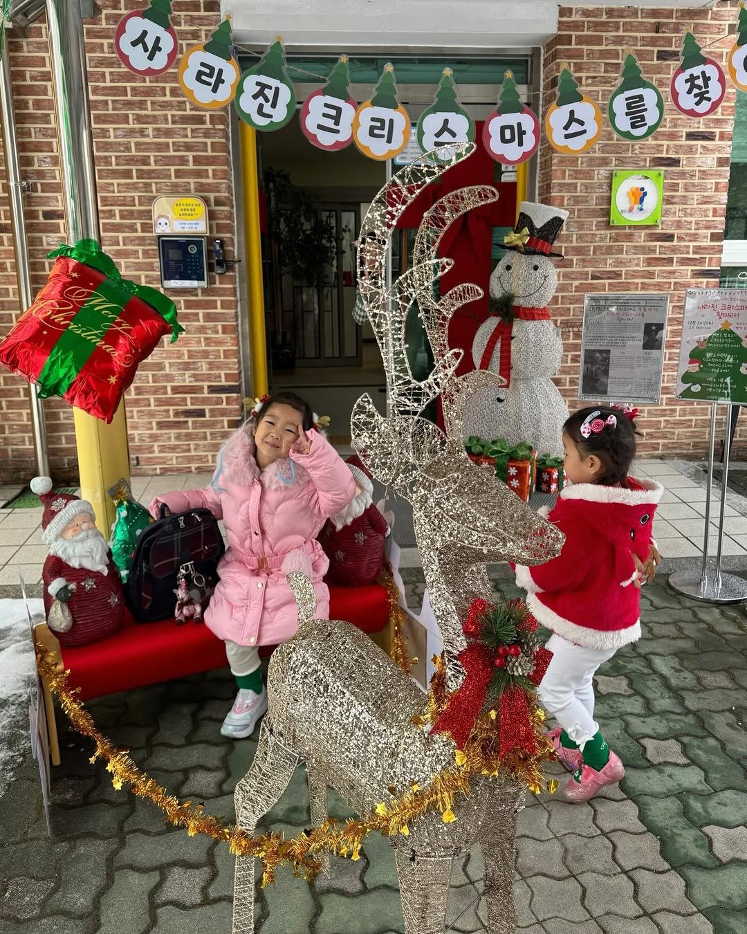 Photo by 인스타 마켓 일타 강사 | 김시언(세아맘) on December 23, 2025. May be an image of child, tinsel, snowman, tree and text.