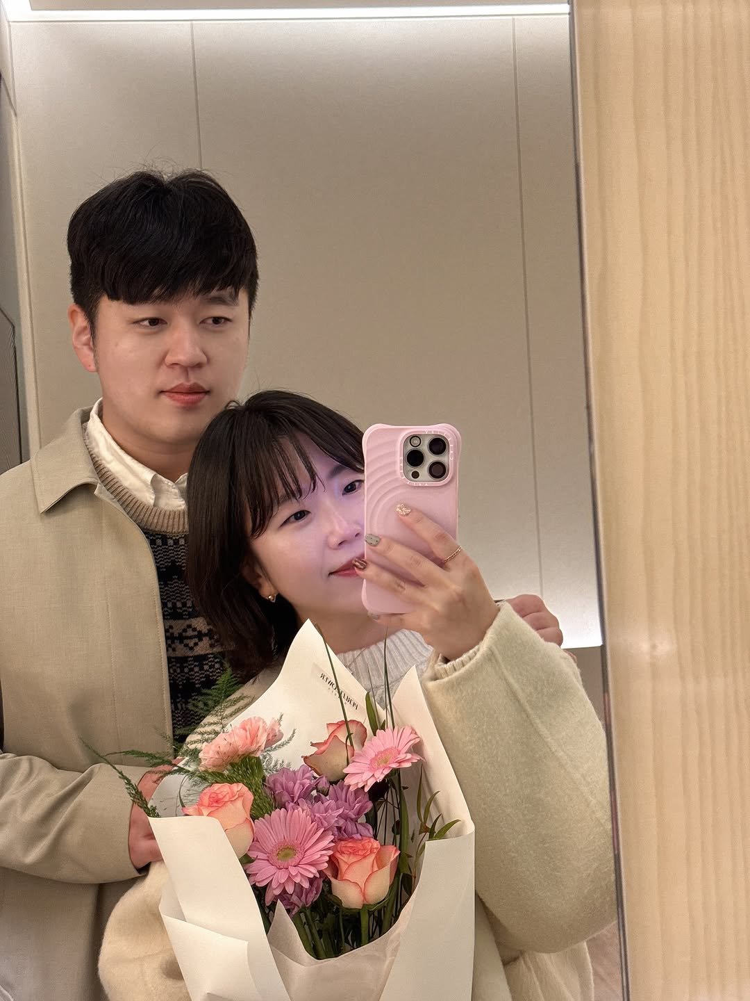 Photo by 인스타 마켓 일타 강사︱김시언(세아맘) on November 15, 2025. May be an image of one or more people, prairie gentian, baby's-breath and white lily.