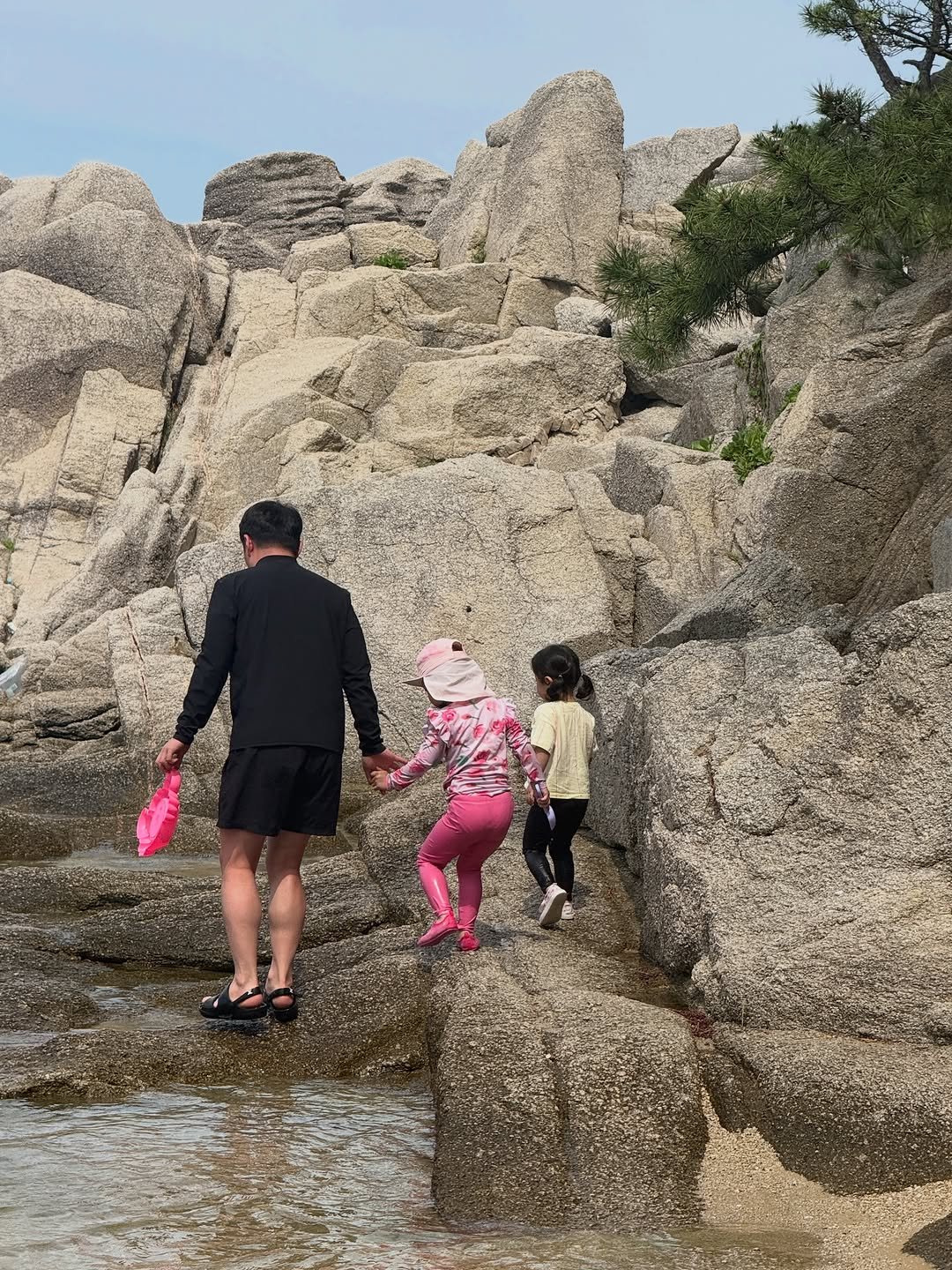 se__a_vely 게시물 이미지: 여기 진짜 조용한 바닷가인데
사람도 별로 없고 바닷물도 너무 깨끗해서
아이들이 놀기...