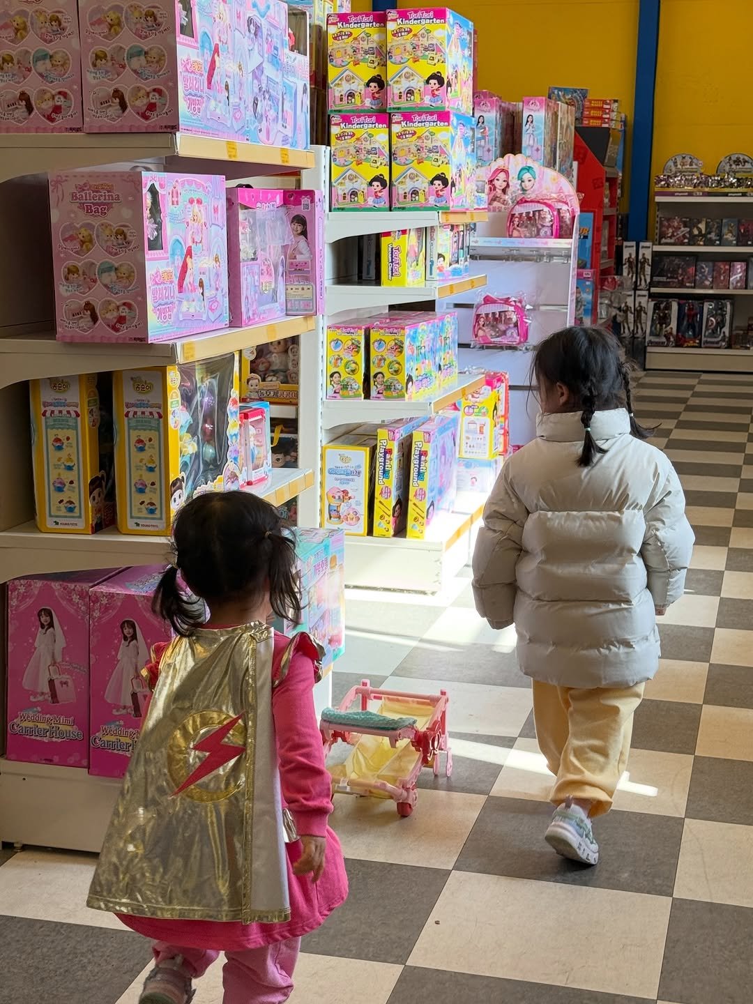 Photo by 인스타 마켓 일타 강사 | 김시언(세아맘) on February 17, 2026. May be an image of child, standing, toy, duffle coat, snowsuit and text.