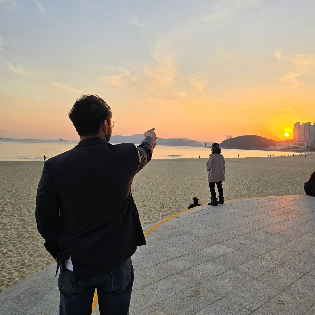 Photo by (4남매 털보아빠) 지철민 (주)바다좋은 on November 05, 2025. May be an image of one or more people, twilight, beach and text.