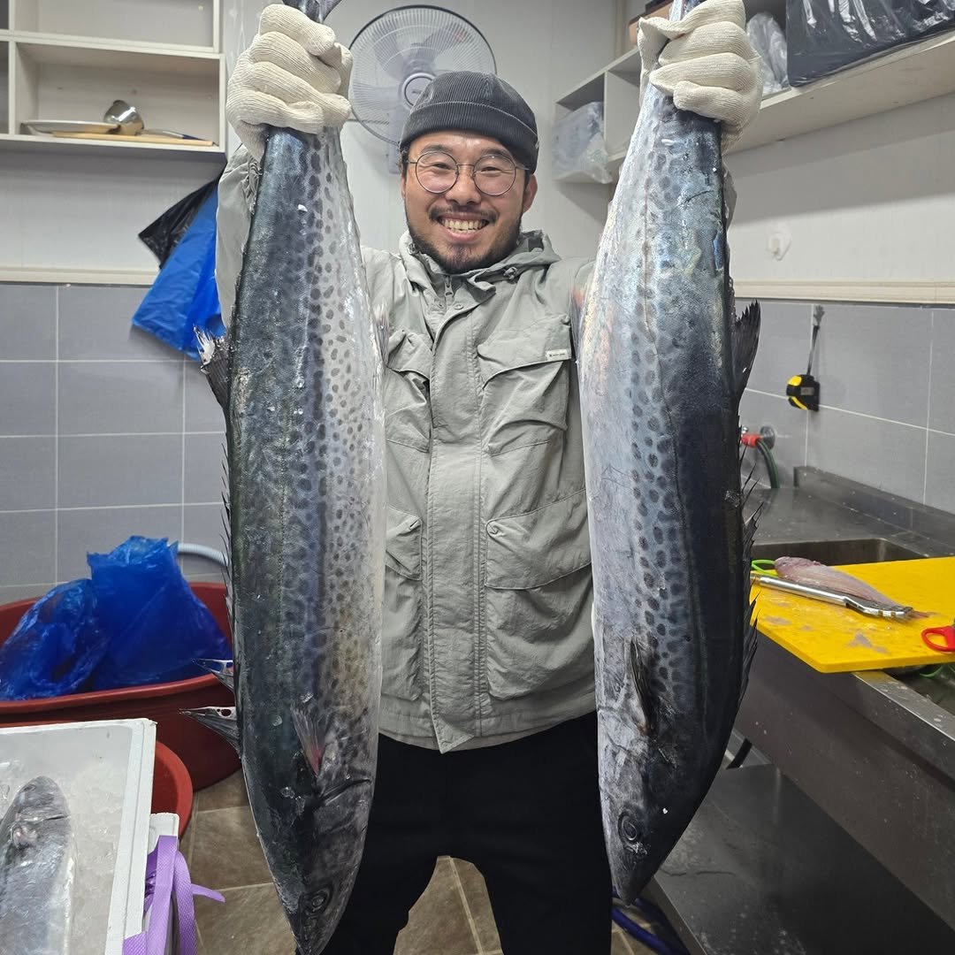 Photo by (4남매 털보아빠) 지철민 (주)바다좋은 on December 02, 2025. May be an image of fish, sardine, fillet and text.