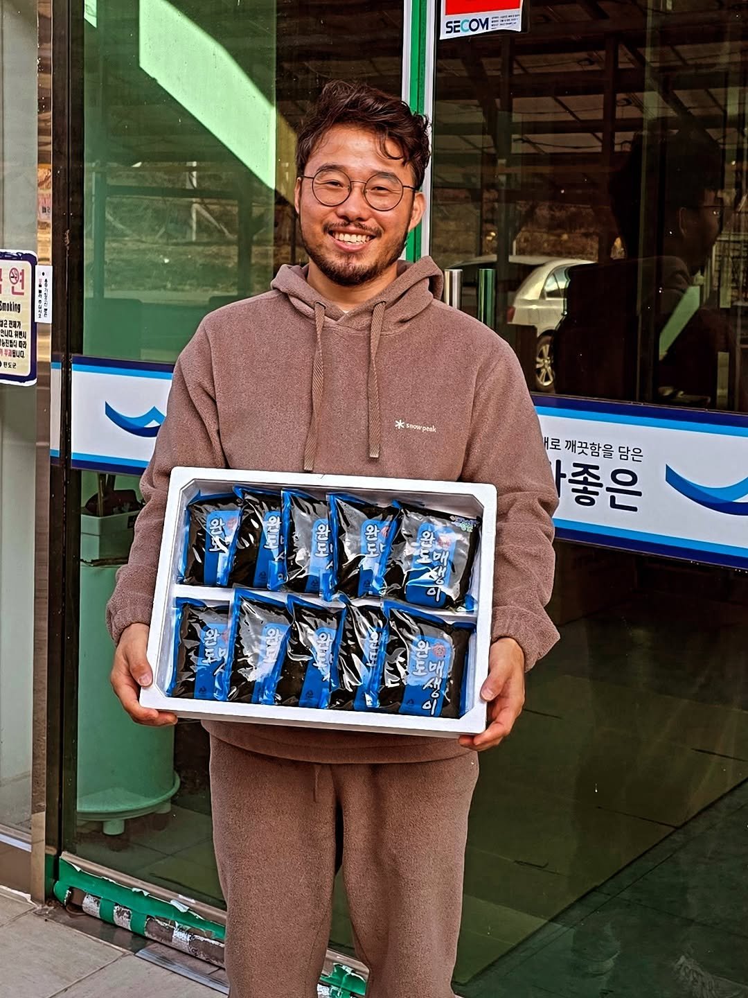 Photo by (4남매 털보아빠) 지철민 (주)바다좋은 on January 04, 2026. May be an image of plastic bag, box, vending machine, cooler, water bottle, water filter and text.