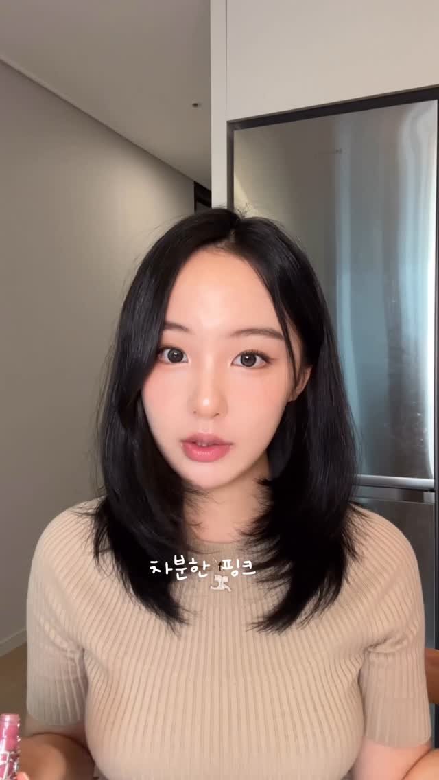 seeen.young 게시물 이미지: 나 요즘 맨날 이러케 바르고 댕김!!!🤍🩷🤍
입생로랑 저거 카톡 나에게...