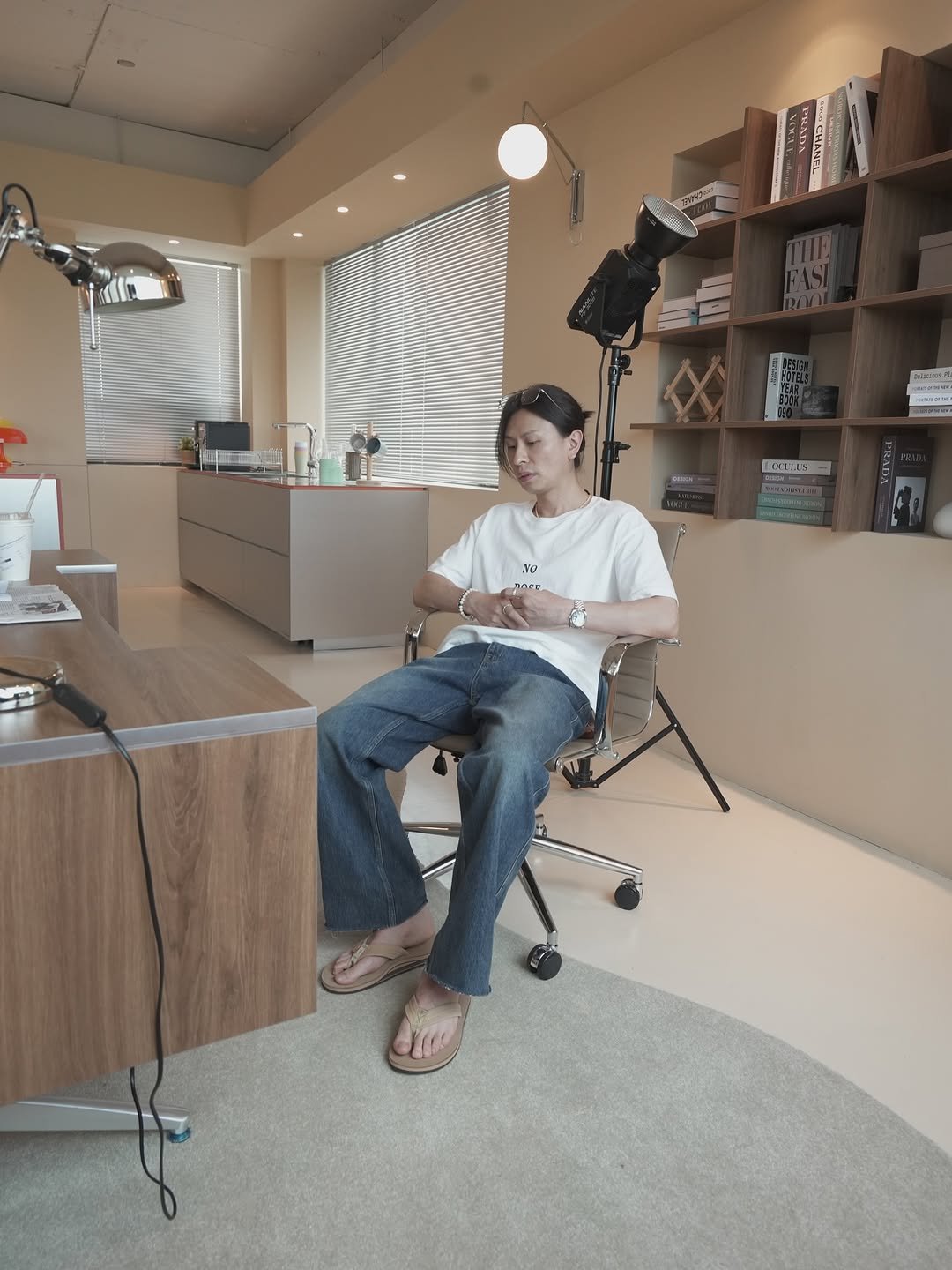 Photo shared by 심시티🦡 on August 11, 2025 tagging @rainbowsandals. May be an image of 1 person, chaise lounge, armchair, indoors, office and text.