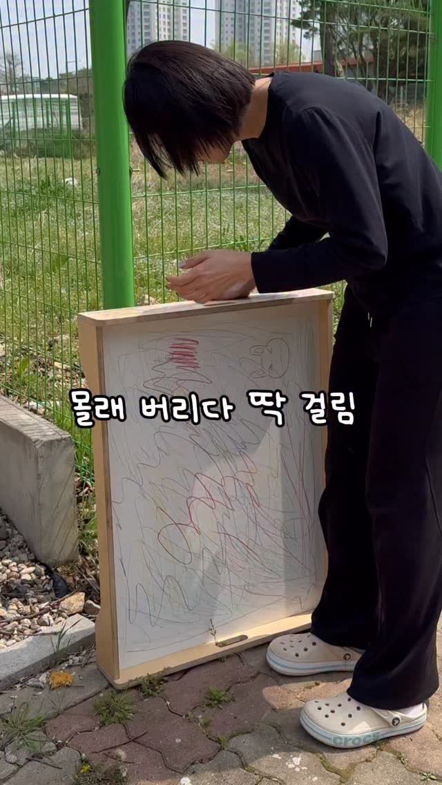 selly__home 게시물 이미지: 딸 어릴 때 진짜 잘 쓰던 책상인데, 
저렇게 낙서를 해놨더라고요🥹 
남편이 이건...