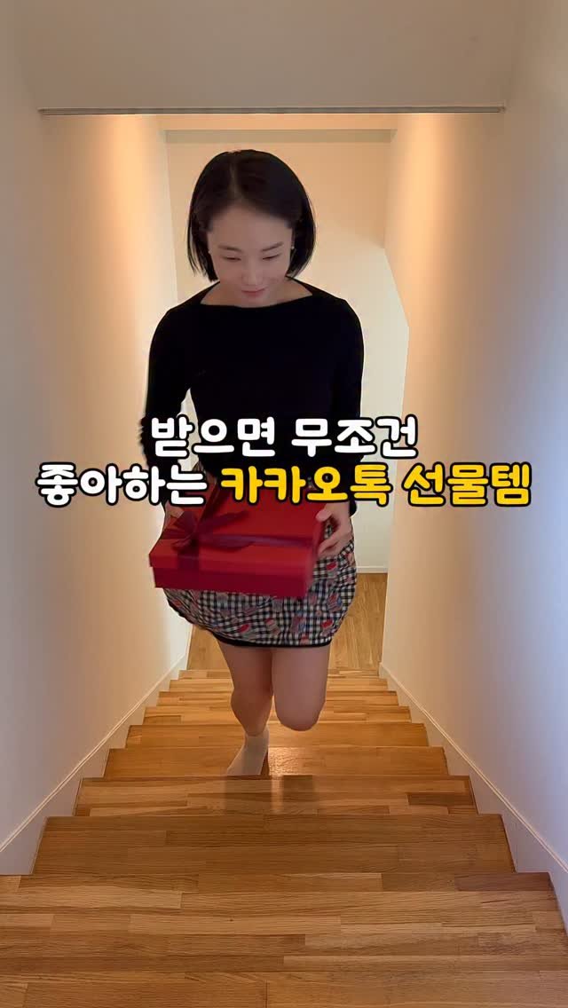 selly__home 게시물 이미지: #광고
더현대 품절템이라는 휩드 집들이선물세트. 

귀여운 집모양 패키지에 바디,...