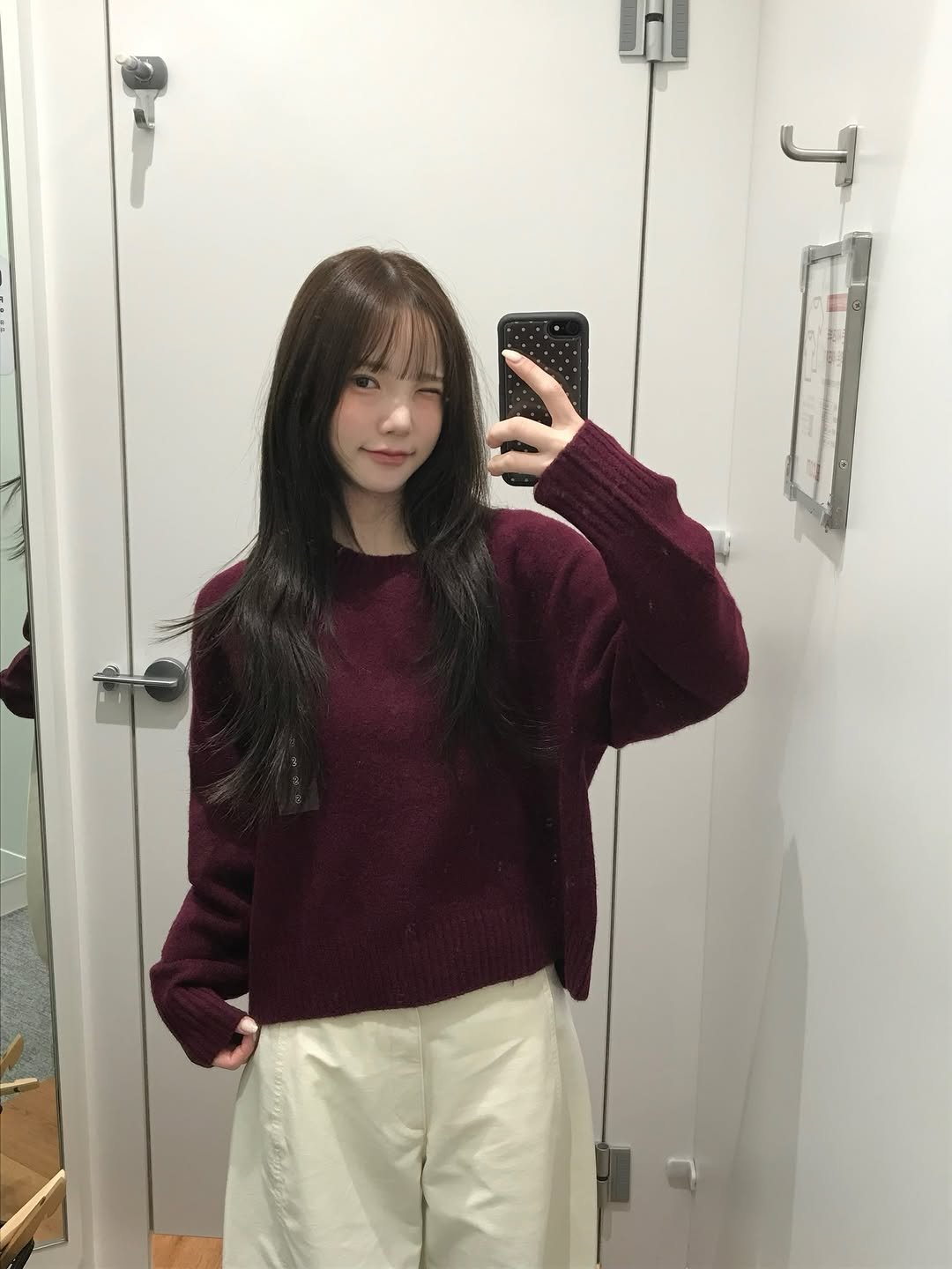 Photo shared by 세니 on December 08, 2025 tagging @uniqlokr, and @uniqlo. May be an image of one or more people, hair, duffle coat, parka, top and text.