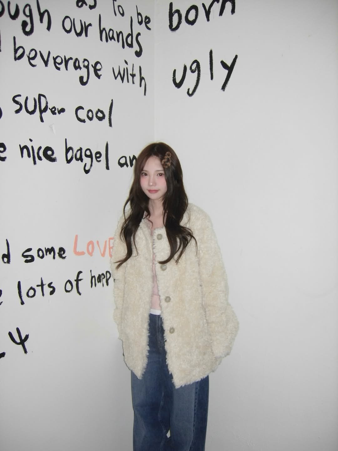 Photo by 세니 on December 17, 2025. May be an image of one or more people, hair, duffle coat, overcoat, goosedown coat, fur coat, turtleneck, cigarette, parka and text that says 'ugh our born beverage hands be with ugly super Cool nice bagel an d some LOVE lots of ከዋየ 4'.