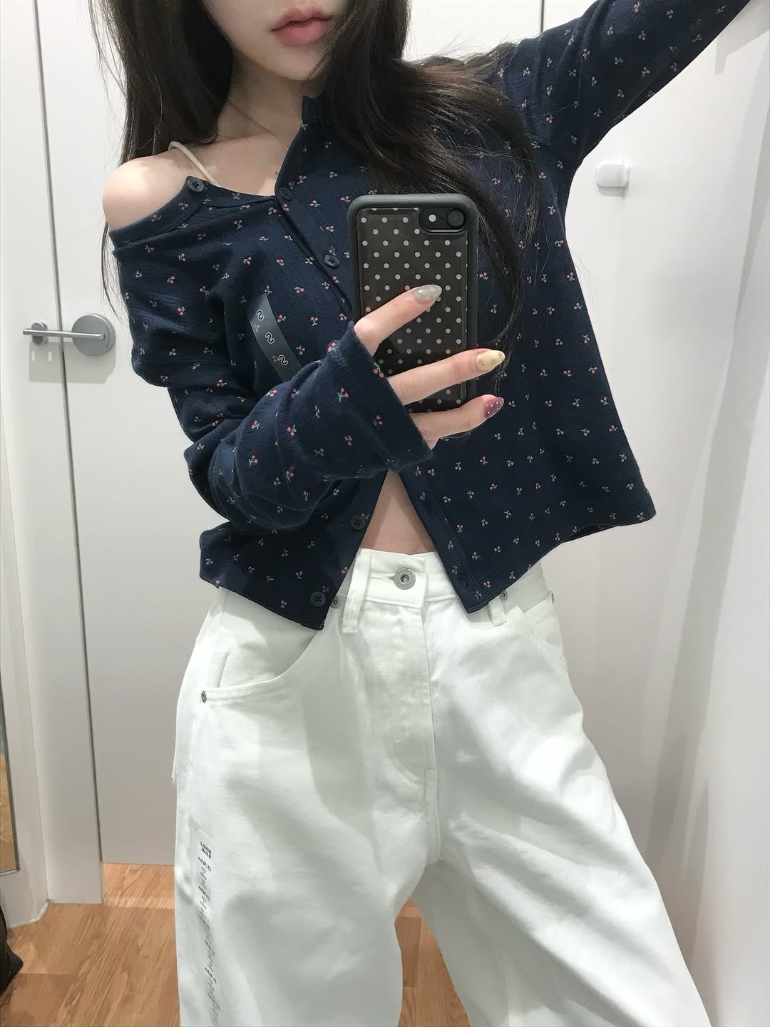 Photo shared by 세니 on December 23, 2025 tagging @uniqlokr, and @uniqlo. May be an image of jacket, top, clothes hanger and text.