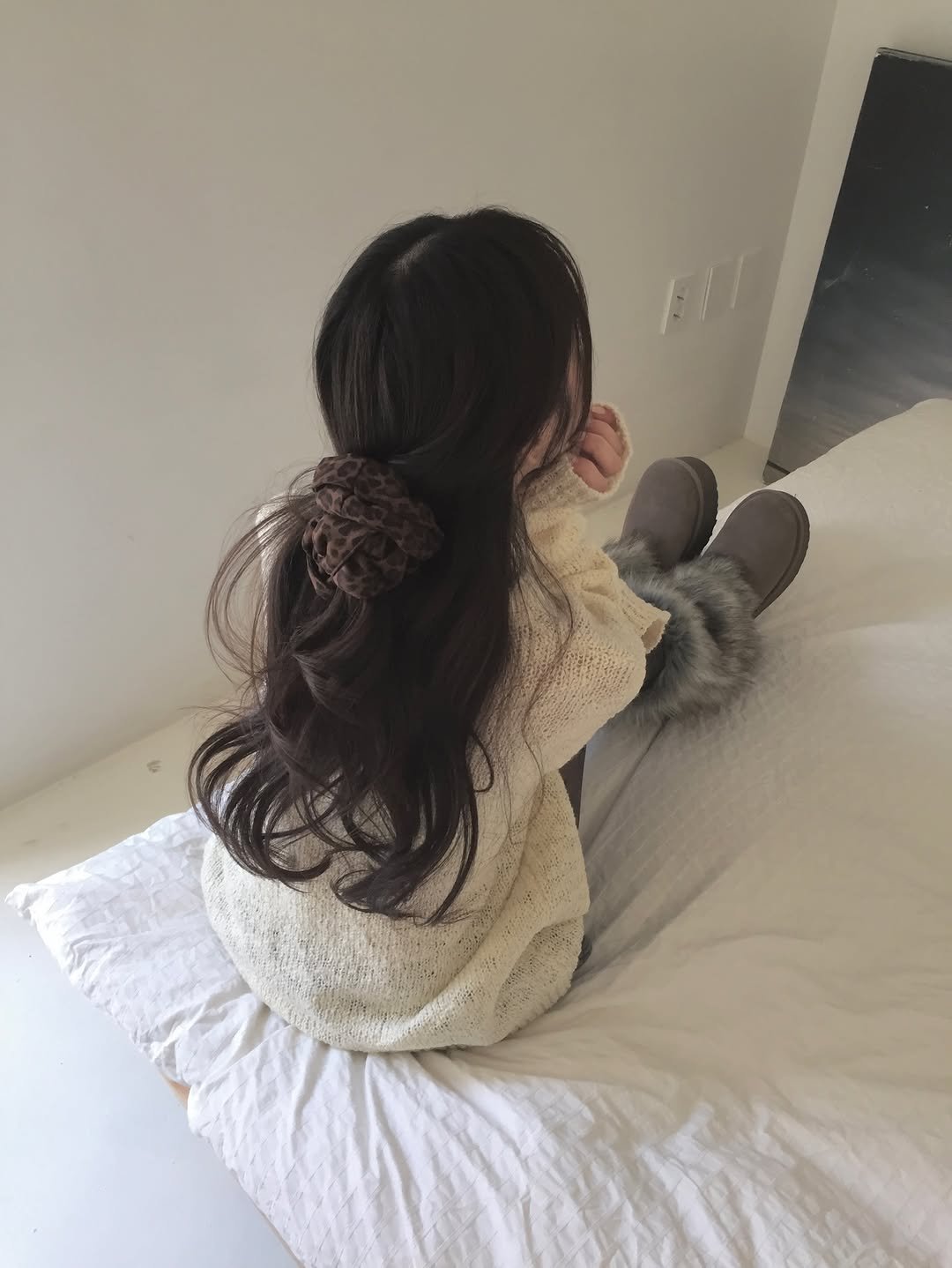Photo shared by 세니 on December 04, 2025 tagging @moat.kr. May be an image of one or more people, braids, long hair, sleepwear, barrette, bath robe and text.