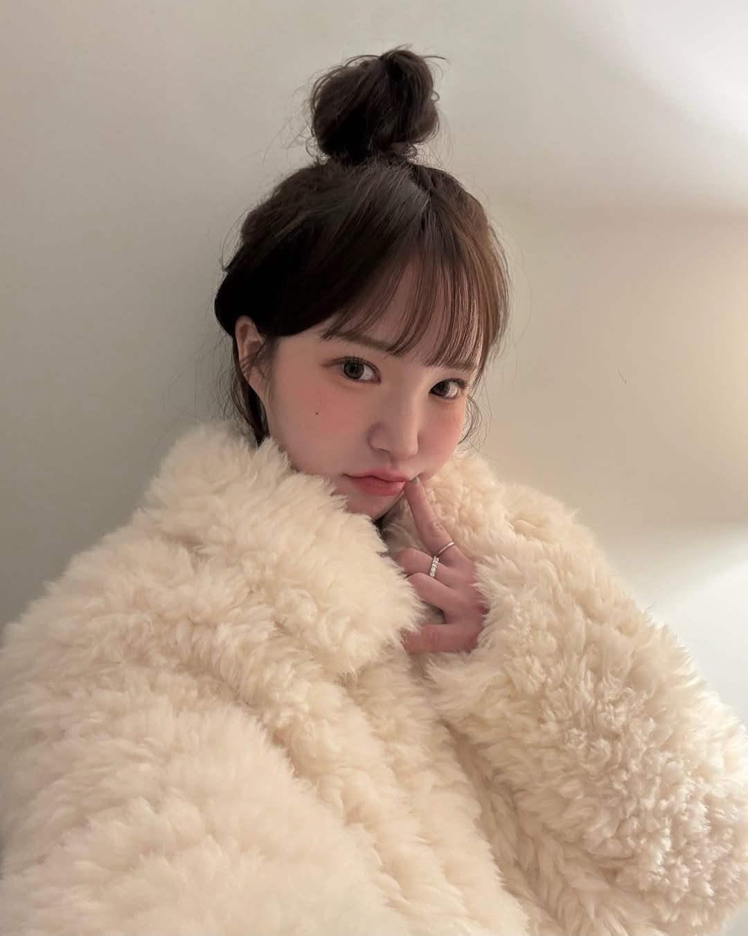 Photo by 세니 on December 23, 2025. May be an image of one or more people, hair, duffle coat, goosedown coat, fur coat, parka, jacket and text.