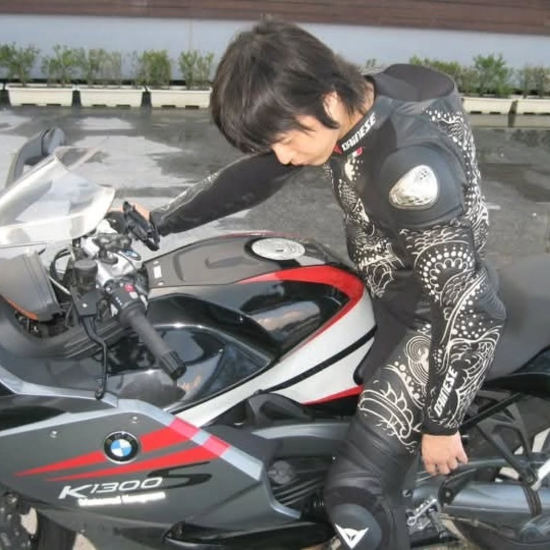 Photo by 멘탈리스트 박세니 on April 16, 2026. May be an image of helmet, wetsuit and text.