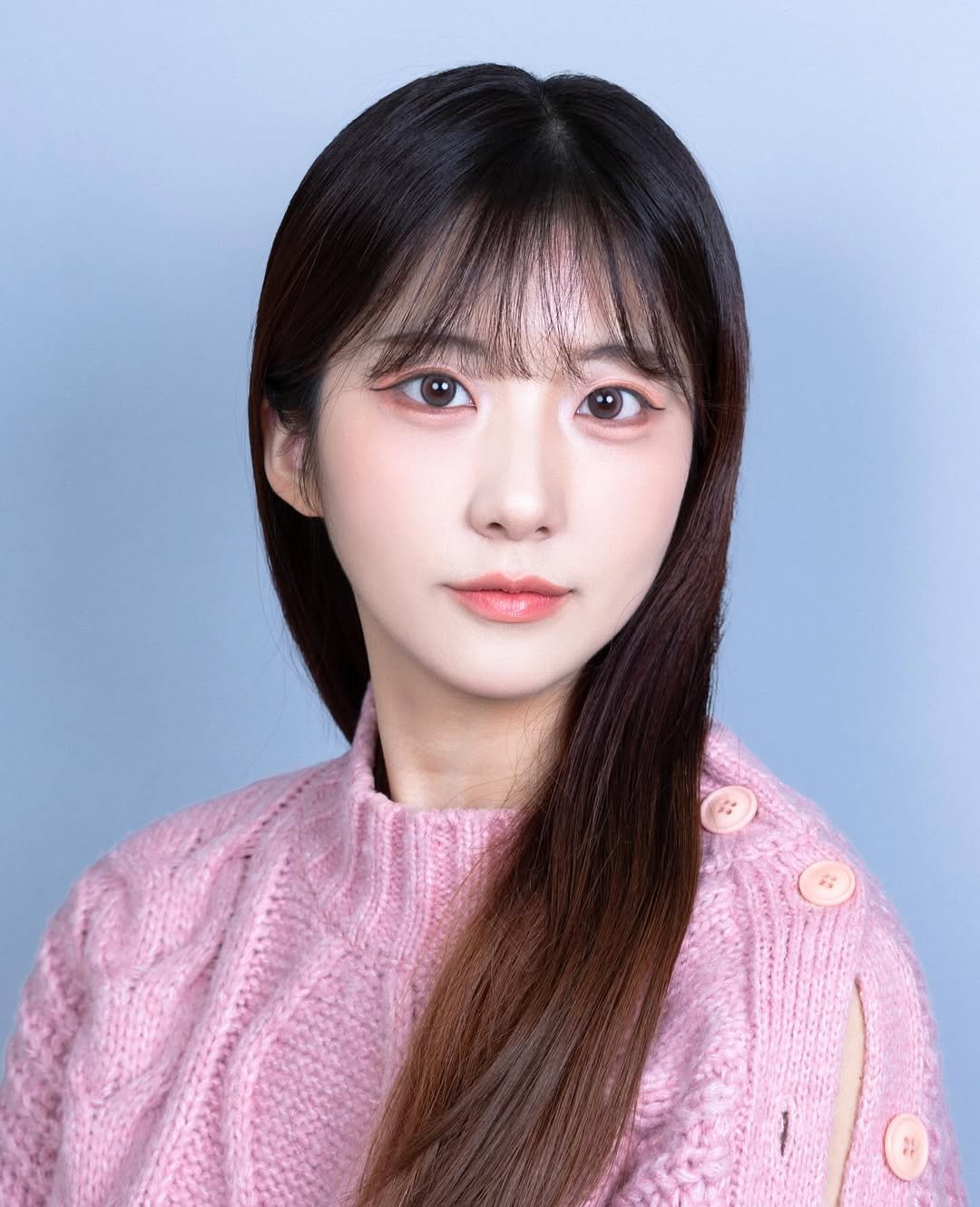 Photo shared by 김 남희 on January 03, 2026 tagging @sensibility0624. May be an image of one or more people, bangs, makeup and text.