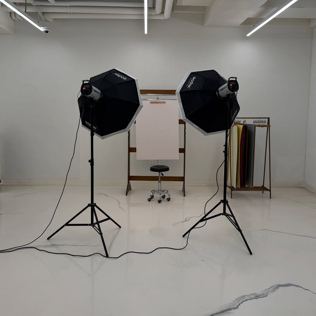 Photo by 김남희 강남증명사진 강남사진관 강남여권사진 on January 02, 2026. May be an image of tripod and text.