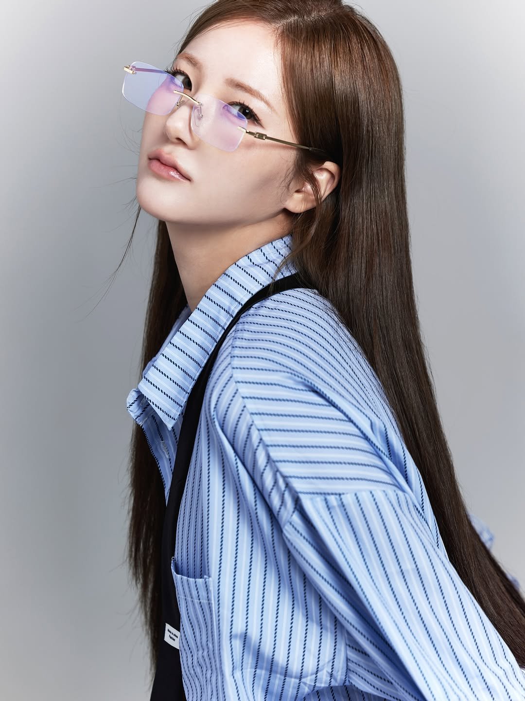 Photo by 김 남희 on October 23, 2025. May be an image of one or more people, makeup, hair, eyeglasses and text.