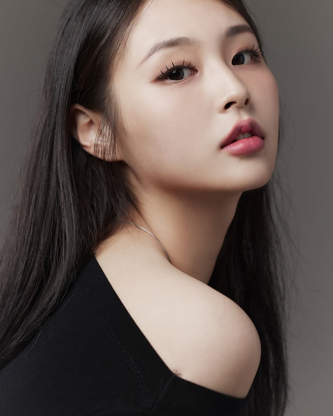 Photo by 김 남희 on October 09, 2025. May be an image of 1 person, makeup, hair and text.