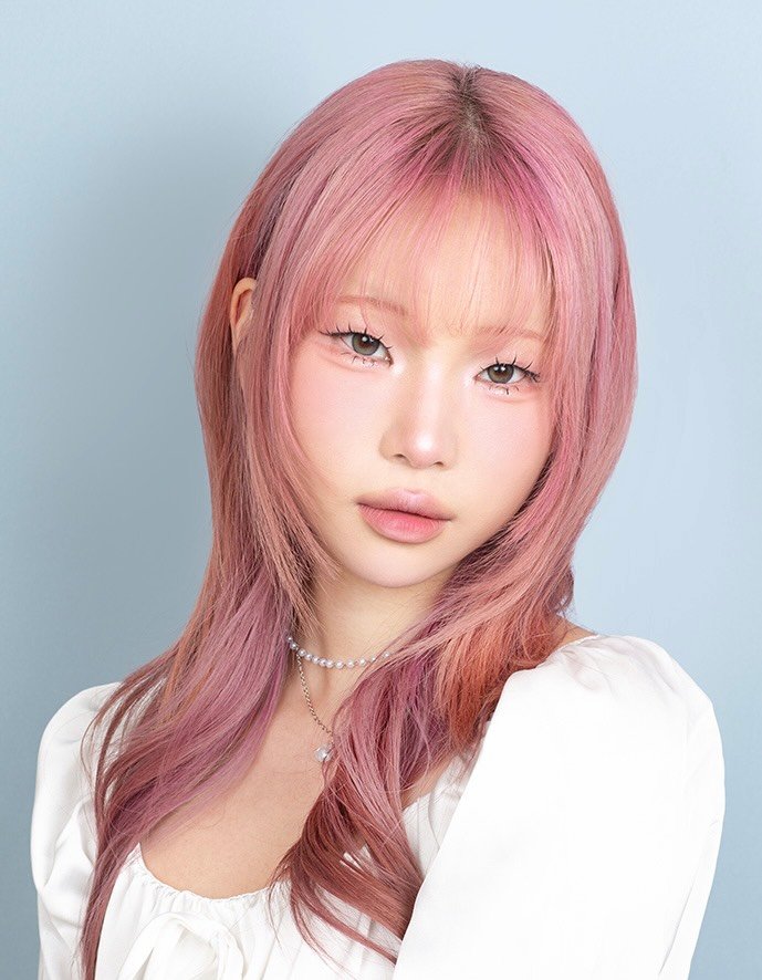 Photo by 김 남희 on January 26, 2026. May be a closeup of one or more people, bangs, braids, blonde hair, makeup and text.