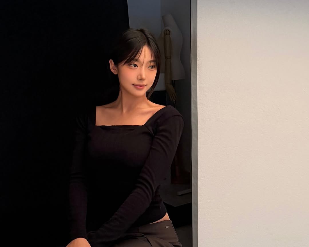 Photo by 이세현(이센찌) on November 29, 2025. May be an image of one or more people, hair, makeup, top and text.