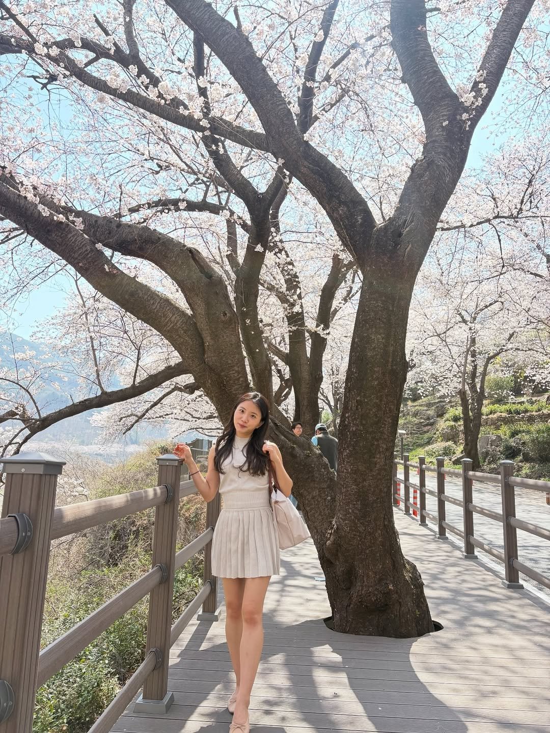 Photo by 서경의 메모 | 커플릴스 on April 04, 2026. May be an image of stone-fruit tree and text.