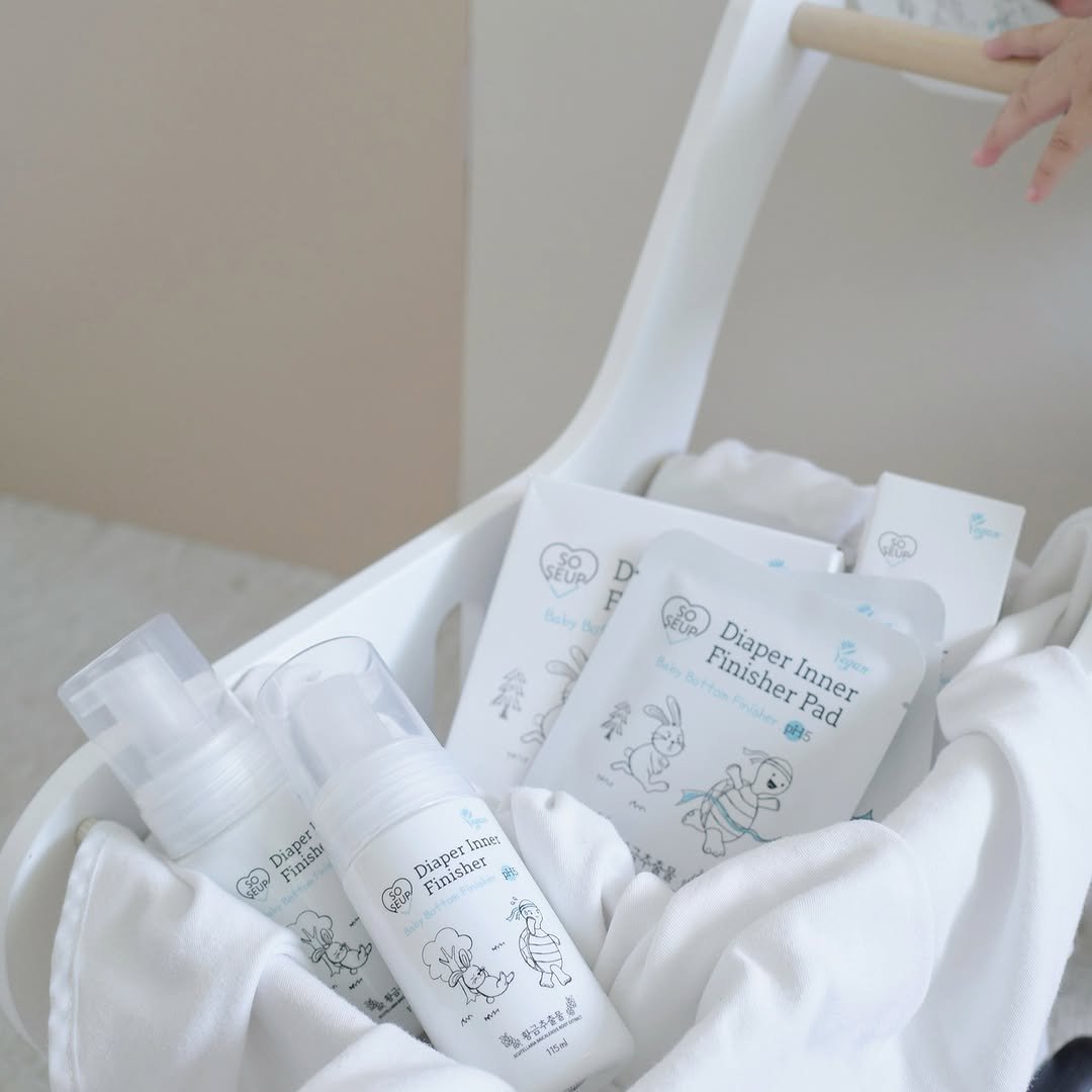 Photo shared by 헤이리야 : 꿀복맘 | 피부과 출신 육아맘이 소개하는 현실 육아 on August 15, 2025 tagging @liveshopping_official. May be an image of hand cream, baby bed, ointment, lotion, hamper, diaper and text.