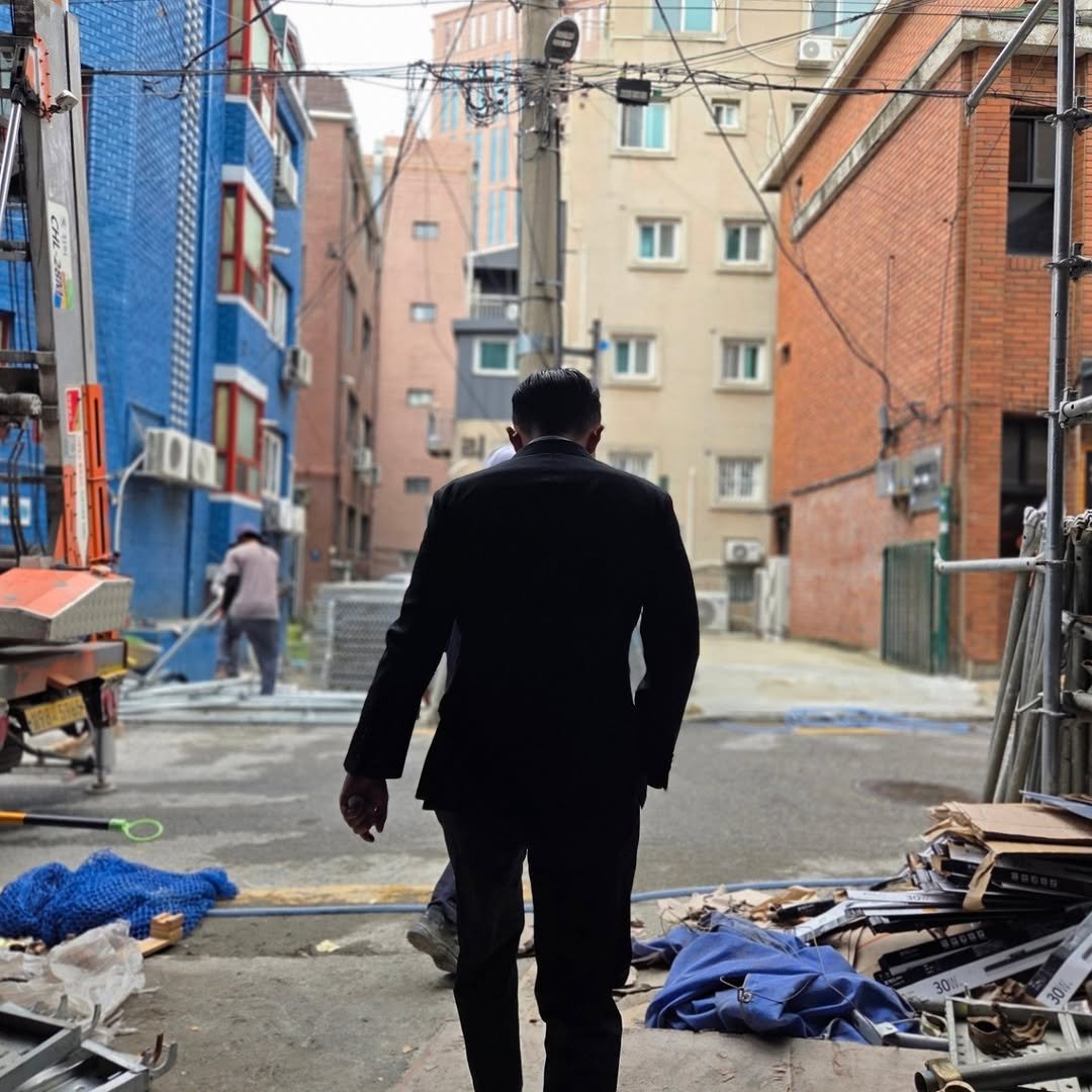 Photo by 서 현옥 on September 21, 2025. May be an image of 2 people, umbrella, street, telephone pole and text.