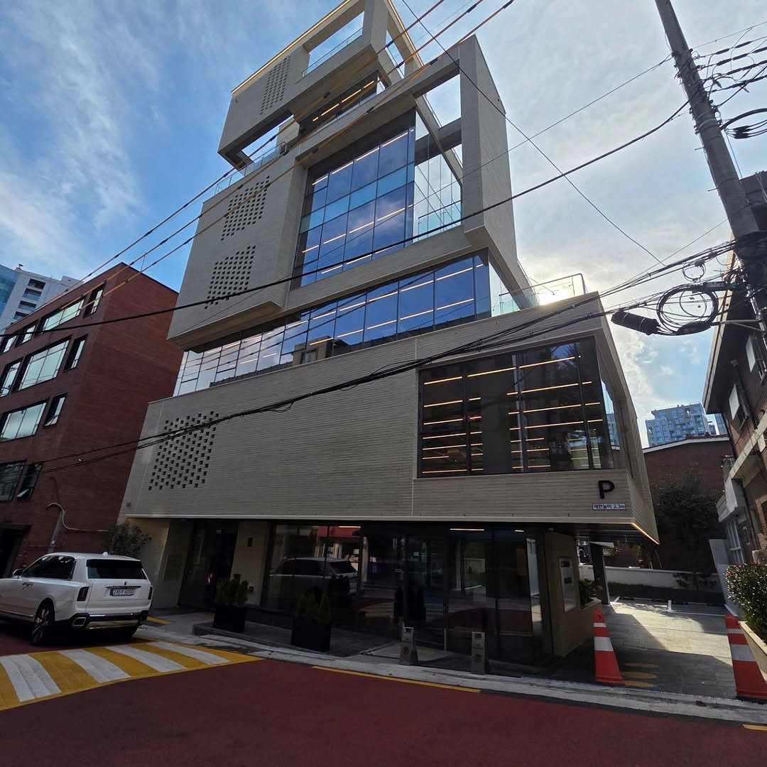 Photo shared by 서 현옥 on October 19, 2025 tagging @building_jinyoung.