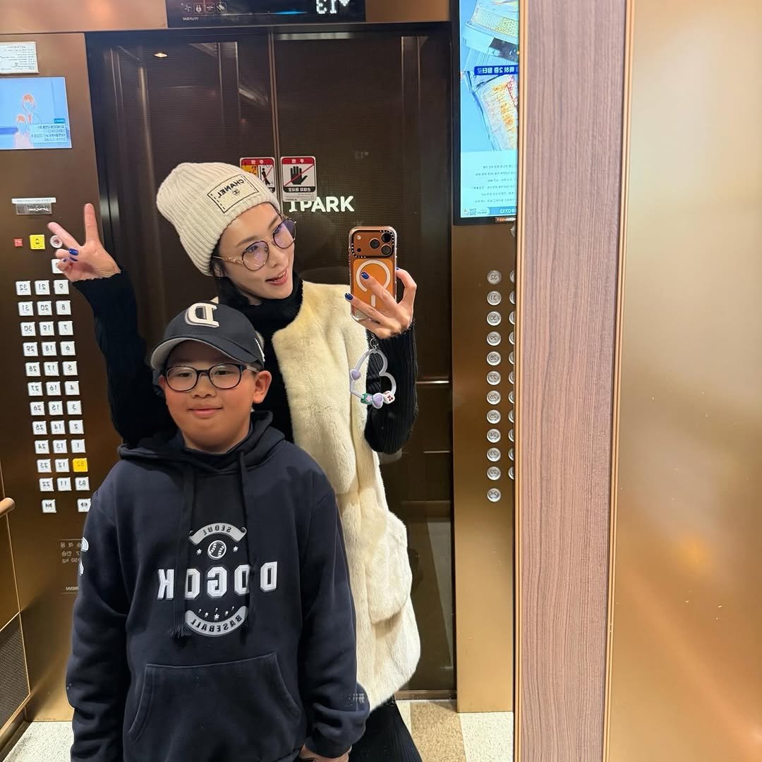 Photo shared by 빌딩진영쌤 | 김진영 on December 19, 2025 tagging @seo___master. May be a selfie of duffle coat, hat, sweatpants, sweatshirt, parka, mirror and text.