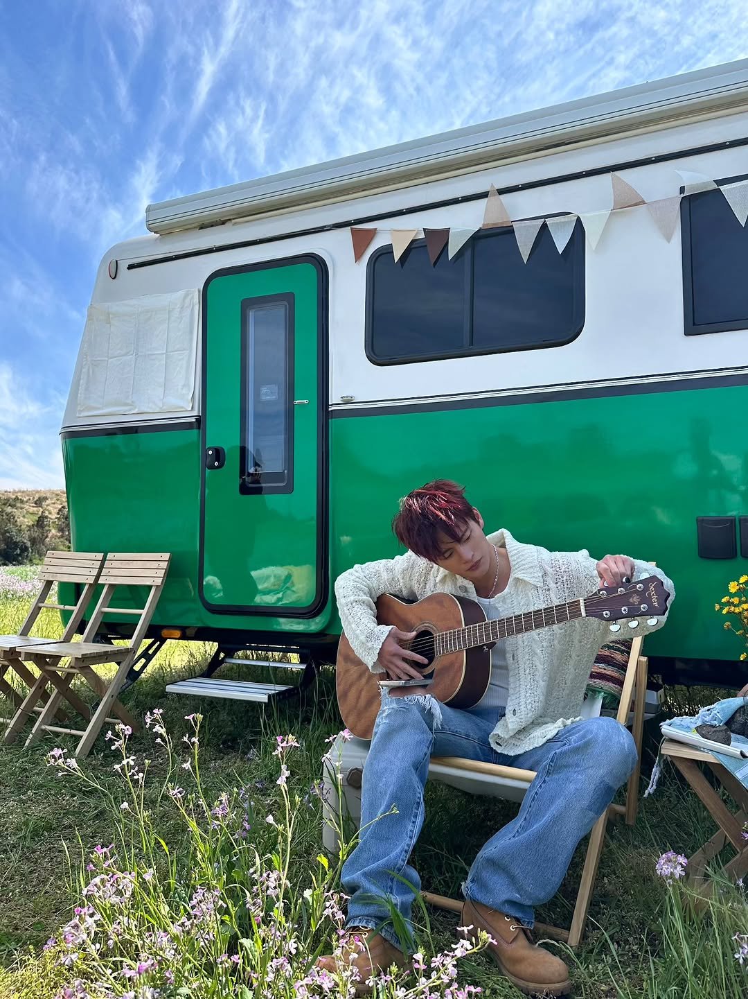 Photo shared by 스토리제이컴퍼니 on March 20, 2026 tagging @seo_cccc, and @netflixkr. May be an image of campsite, guitar, banjo, harmonica and text.