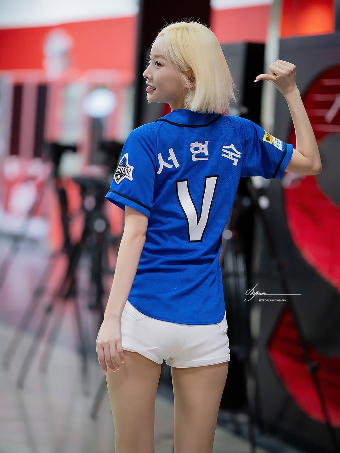 Photo by 서현숙 on September 13, 2025. May be an image of 1 person, sportswear, miniskirt, top, outdoors and text.