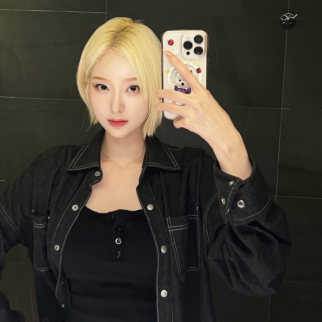 Photo by 서현숙 in Seoul, Korea. May be a selfie of one or more people, blonde hair, phone, top and text.