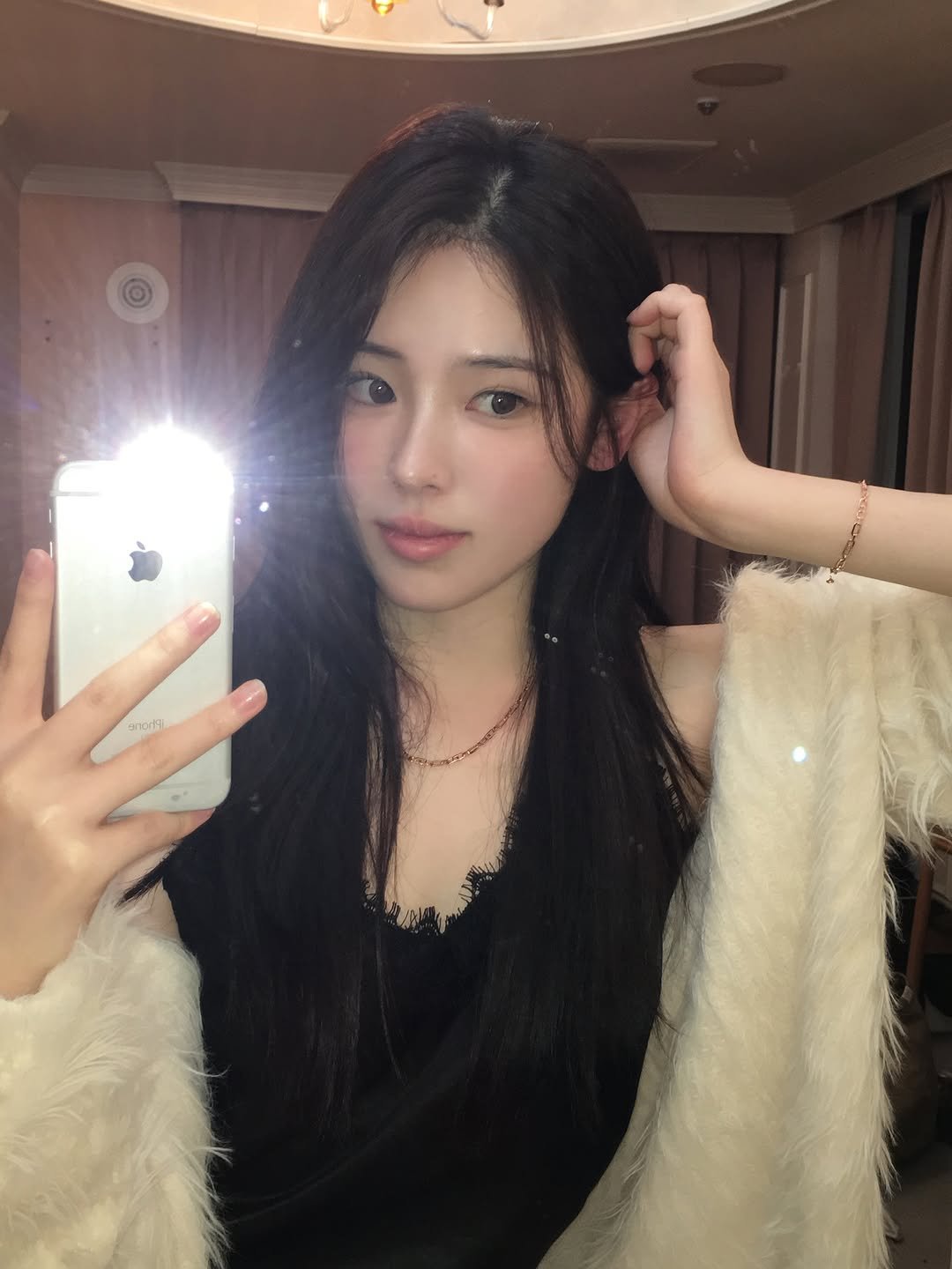 Photo by 안민서 on November 27, 2025. May be a selfie of one or more people, hair, top and text.