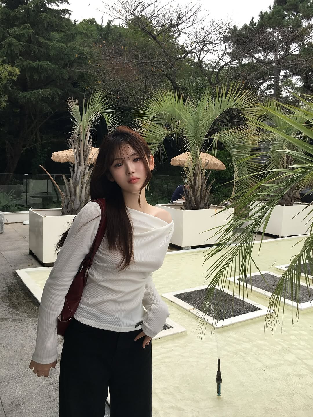 Photo by 안민서 on October 08, 2025. May be an image of one or more people, hair, top, outdoors and text.